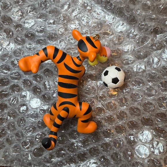 NWT Disney Soccer Tigger-Style Hallmark Keepsake Ornament - Picture 7 of 8